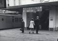 170766, Afbeelding van de toegang naar de roltrappen op één van de perrons van het N.S.-station Utrecht C.S., met pictogrammen in de nieuwe huisstijl., Nederlandse Spoorwegen, fotograaf