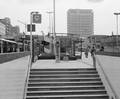 46181, Gezicht op het nieuwe perron van het autobusstation (stadsbusstation) van het GEVU op het Stationsplein te Utrecht, met op de voorgrond de toegangstrap tot de Noordertunnel naar het Centraal Station., Fotodienst GAU, fotograaf