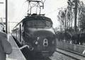 171135, Afbeelding van de aankomst van de feesttrein (het electrische treinstel nr. 341, mat. 1954 / Plan G van de N.S.) langs het perron van het N.S.-station Etten-Leur tijdens de feestelijke opening van het station., Nederlandse Spoorwegen, fotograaf