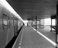 155056, Gezicht op het perron van het N.S.-station Veenendaal West te Veenendaal met een electrisch treinstel mat. 1964 (plan V) van de N.S., Nederlandse Spoorwegen, fotograaf