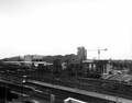 84786, Overzicht van het noordelijke emplacement van het Centraal Station (Stationsplein) te Utrecht, vanaf het kantoorgebouw Smakkelaarsburcht aan het Leidseveer. Rechts de Leidseveertunnel en het in aanbouw zijnde Scandic Crown Hotel (Westplein 50)., Fotodienst GAU, fotograaf