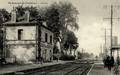 1 - SAINT-AMAND de VENDOME (Loir et Cher) - La gare; au loin, un train arrive.