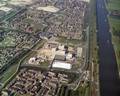 50349, Luchtfoto van het winkelcentrum met kantoren Bisonspoor te Maarssenbroek (gemeente Maarssen) uit het zuidoosten; met gedeelten van de aangrenzende wijken Antilopespoor, Duivenkamp, Pauwenkamp, Zebraspor en Kamelenspoor en rechts het Amsterdam-Rijnkanaal en het station., Delta-Phot Luchtfotografie, fotograaf