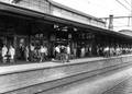 153002, Gezicht op het perron met reizigers van het N.S.-station Amersfoort te Amersfoort., Nederlandse Spoorwegen, fotograaf