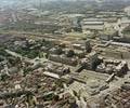 85197, Luchtfoto van het winkelcentrum Hoog Catharijne te Utrecht, uit het noordoosten. Rechts op de voorgrond het Vredenburg met het nieuwe muziekcentrum. Op de achtergrond het spoorwegemplacement en het Centraal Station., Fotodienst GAU, fotograaf