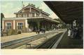 7490, Gezicht op de perronzijde van het H.S.M.-station Baarn te Baarn, uit het westen.