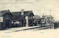 14325, Gezicht op het N.C.S.-station Soestdijk (Spoorstraat 1) te Soestdijk (gemeente Soest), met links de goederenbergplaats.