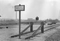 155279, Afbeelding van een stootjuk type Hercules sr. op het emplacement van het N.S.-station Ede-Wageningen te Ede, met een bord "Aanraken der draden is levensgevaarlijk"., Schaik, W.P.F.M. van (Nederlandse Spoorwegen), fotograaf