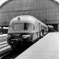 849590, Afbeelding van een electrisch RAe TEE II-treinstel (meersysteemtreinstel) van de S.B.B. langs het perron van het N.S.-station Amsterdam C.S. te Amsterdam., Nederlandse Spoorwegen, fotograaf