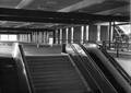 154502, Interieur van de Traverse van het N.S.-station Utrecht C.S. te Utrecht: trap en roltrappen naar het perron., Nederlandse Spoorwegen, fotograaf
