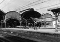 154423, Gezicht op het 2e perron (zuidzijde) van het N.S.-station Utrecht C.S. te Utrecht met een gedeeltelijk gesloopte perronkap ten behoeve van de bouw van de Traverse over het station., Nederlandse Spoorwegen, fotograaf