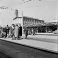150113, Afbeelding van een trolleybushalte op het Stationsplein te Arnhem met op de achtergrond het N.S.-station Arnhem., Nederlandse Spoorwegen, fotograaf