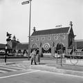 166807, Gezicht op het N.S.-station 's-Hertogenbosch te 's-Hertogenbosch., Hessels, L. (Nederlandse Spoorwegen), fotograaf