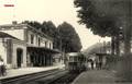 REGNY (Loire) - Un autorail stationne en Gare.