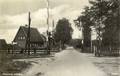 161932, Gezicht op de spoorwegovergang nabij het N.S.-station Putten te Putten, met links een dienstwoning van de N.S.
