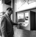 166728, Afbeelding van een man bij een geldwisselautomaat in het N.S.-station Utrecht C.S. te Utrecht., Nederlandse Spoorwegen, fotograaf