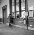 166168, Interieur van het N.S.-station Workum te Workum: loketbalie in de hal., Nederlandse Spoorwegen, fotograaf