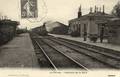 LE PERRAY (Seine et Oise) - Intérieur de la gare - Arrivée d'un train - Editeur : Guillochon.