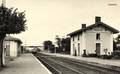 CADAUJAC (Gironde) - Vue intérieure de la gare vers 1955, arrivée d'un autorail.
