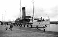 164352, Afbeelding van stoomschip "R. van Hasselt" van Rederij Koppe langs de kade bij het N.S.-station Enkhuizen te Enkuizen., Nederlandse Spoorwegen, fotograaf