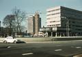 801818, Gezicht op de Katreinetoren bij het Centraal Station (Stationsplein) te Utrecht, met rechts een deel van het kantoorgebouw Catharijneborch (Ziekenfonds Ziekenzorg, Catharijnesingel 56) en op de voorgrond het Willemsviaduct., Meijnen, W., fotograaf