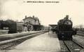 4 - GRETZ (S. et M.) - Un train stationne en gare de Gretz-Armainvilliers.