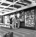 166721, Gezicht op de kiosk van het N.S.-station Den Haag H.S. te Den Haag., Nederlandse Spoorwegen, fotograaf