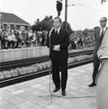824990, Afbeelding van de opening van het N.S.-station Utrecht Overvecht te Utrecht, tijdens de toespraak door J.H. Hogendoorn, hoofddirecteur van de Dienst Openbare Werken van de gemeente Utrecht,, Nederlandse Spoorwegen, fotograaf