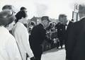 171137, Afbeelding van de begroeting van de commissaris van de Koningin in de provincie Noord-Brabant mr. dr. C.N.M. Kortmann (rechts) op het N.S.-station Etten-Leur tijdens de feestelijke opening van het station., Nederlandse Spoorwegen, fotograaf