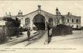 NANTES (Loire-Inférieure). - La Gare d'Orléans.
Un train sur le point de s'élancer à travers la ville, on le voit sortant du Hall central.