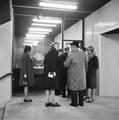 857698, Afbeelding van enkele aanwezigen bij de officiële opening van het N.S.-station Den Haag Mariahoeve te Den Haag, met in het midden mej. M.A. Asselberghs, directrice van het Spoorwegmuseum., Nederlandse Spoorwegen, fotograaf