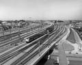 76492, Gezicht op het emplacement aan de noordzijde van het Centraal Station van de N.S. te Utrecht, kort na de ombouw van het emplacement en het gereedkomen van de ongelijkvloerse kruising (fly-over) van de sporen richting Gouda. Rechts de Boorstraat., Fotodienst GAU, fotograaf