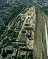 822117, Luchtfoto van het terrein van het afgebroken Academisch Ziekenhuis (Catharijnesingel 101) te Utrecht, uit het noorden, tijdens de herontwikkeling. Linksonder het 3e Hoofdgebouw van de Nederlandse Spoorwegen (HGB III, Moreelsepark), links de Catharijnesingel en rechts een gedeelte van het zuidelijk spoorwegemplacement van het Centraal Station., Fotodienst GAU, fotograaf