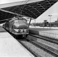155027, Afbeelding van het electrische treinstel nr. 743 (mat. 1954, plan G, Hondekop) van de N.S. langs het perron van het nieuwe N.S.-station Tilburg te Tilburg., Nederlandse Spoorwegen, fotograaf