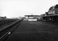 153267, Gezicht op het perron van het N.S.-station Simpelveld te Simpelveld met links het emplacement en rechts het stationsgebouw., Nederlandse Spoorwegen, fotograaf