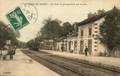 LA CROIX de BERNY (Commune d'Antony) - La gare, perspective sur la voie et arrivée d'un train.