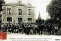 MORANNES (M. et L.) - Assemblée du 12 Août 1906 - Concours international de pêche à la ligne.
Réunion dans la cour de la gare, des pêcheurs et de la Fanfare de Morannes.