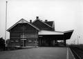 153272, Gezicht op de perronzijde van het N.S.-station Sliedrecht te Sliedrecht., Nederlandse Spoorwegen, fotograaf