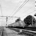 151231, Afbeelding van het diesel-electrische treinstel nr. 144 (DE 3, plan U) van de N.S. langs het perron van het N.S.-station Geldermalsen te Geldermalsen., Nederlandse Spoorwegen, fotograaf