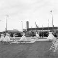 858590, Afbeelding van de opvoering van een ballet rond de beeldengroep op het voorplein tijdens de opening van het nieuwe N.S.-station Beverwijk., Hessels, L. (Nederlandse Spoorwegen), fotograaf