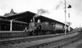 161387, Afbeelding van de stoomlocomotief nr. 5526 (serie 5500) van de N.S. met een trein langs het perron van het N.S.-station Groningen te Groningen., Onbekend