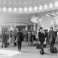 126587, Afbeelding van de drukte in de hal van het Centraal Station te Utrecht (Stationsplein) tijdens de uittocht voor de zomervakantie., Hofland, L.H., fotograaf