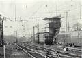 502540, Gezicht op het emplacement aan de noordzijde van het N.S.-station Utrecht C.S. te Utrecht, met rechts het seinhuis Post A., Hoekstra, J., fotograaf