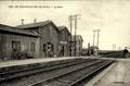 369 - LES ESSARTS le ROI (Seine et Oise) - Vue intérieure de la gare - Arrivée d'un train.