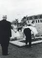 171113, Afbeelding van de onthulling van de beeldengroep op het voorplein tijdens de opening van het nieuwe N.S.-station Beverwijk., Hessels, L. (Nederlandse Spoorwegen), fotograaf