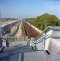 852487, Gezicht op het spoor tussen Utrecht en Woerden, vanaf de voetbrug van het tijdelijke N.S.-station Utrecht Terwijde aan de Hof ter Weydeweg te Utrecht, met links het talud voor de spooruitbreiding., Lansink, V.M., fotograaf