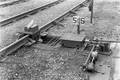167399, Afbeelding van een stopontspoorblok op het emplacement van het N.S.-station Ede-Wageningen te Ede., Schaik, W.P.F.M. van (Nederlandse Spoorwegen), fotograaf