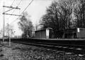 153030, Gezicht op het perron met fietsenstalling en abri van het N.S.-station Barneveld-Voorthuizen te Barneveld.