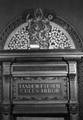 156696, Afbeelding van de wandschildering voorstellende het wapen van Prins Willem I en de bijbehorende spreuk in de salon van de koninklijk wachtkamer van het N.S.-station Amsterdam C.S. te Amsterdam., Nederlandse Spoorwegen, fotograaf