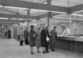 152400, Interieur van het N.S.-station Beverwijk te Beverwijk: loketten., Nederlandse Spoorwegen, fotograaf